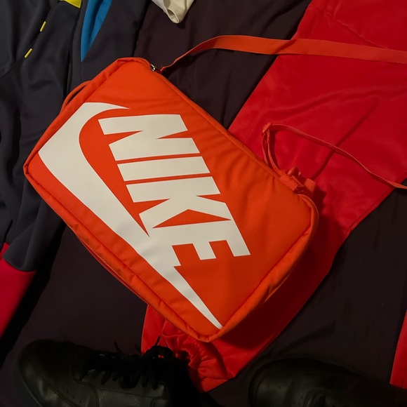 Nike shoebox bag. It hold a pair of shoes up to size 13 mens.